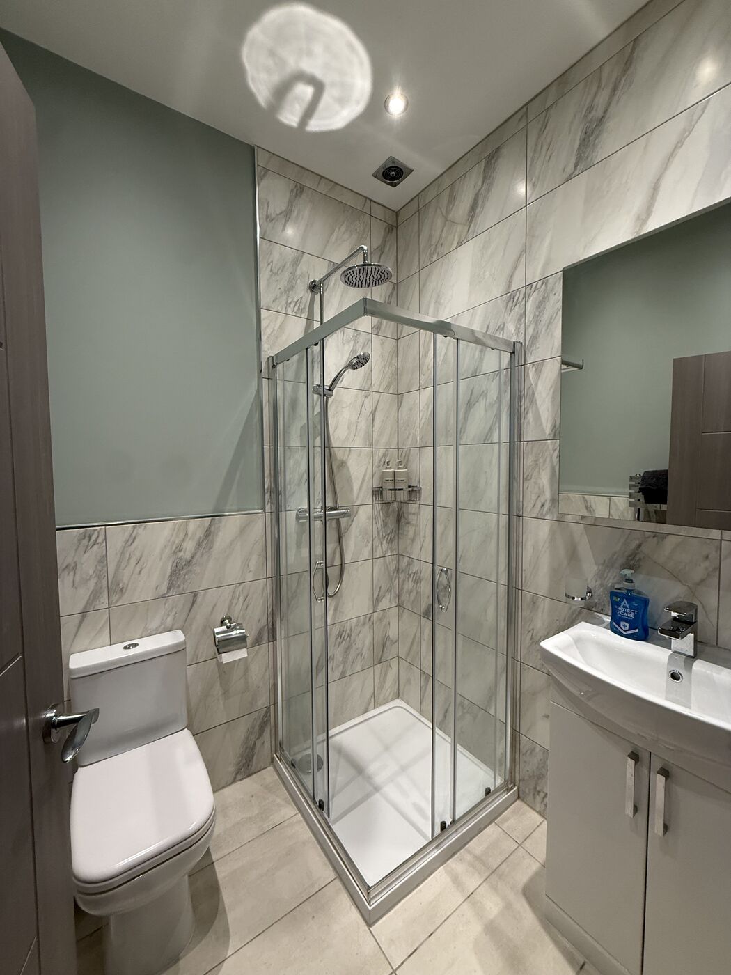 A private en-suite shower room